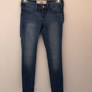 ♡HOLLISTER MEDIUM WASH SUPER SKINNY JEANS♡